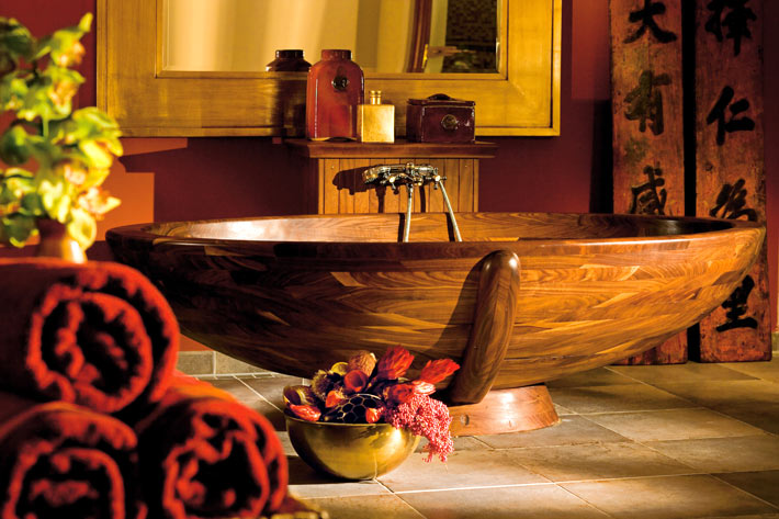 Деревянная ванна — изысканный акцент в интерьере ванной комнаты в фото