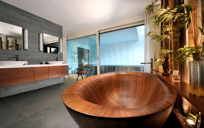 Деревянная ванна — изысканный акцент в интерьере ванной комнаты в фото