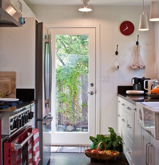 Дизайн и интерьер узкой кухни в фото