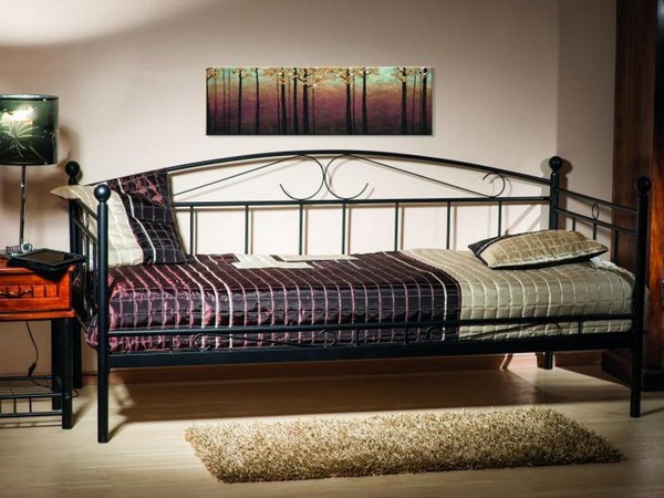 Металлические кровати в интерьере – изящество и надежность