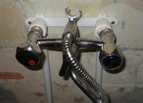 Как происходит монтаж смесителя на стену в ванной или душевой кабине - 1