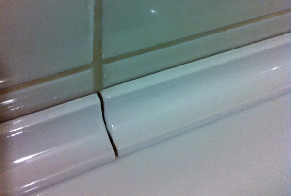 Керамический плинтус для ванной – плюсы, укладка, видео