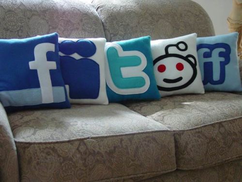 Подушки в стиле Facebook, Twitter, Digg в фото
