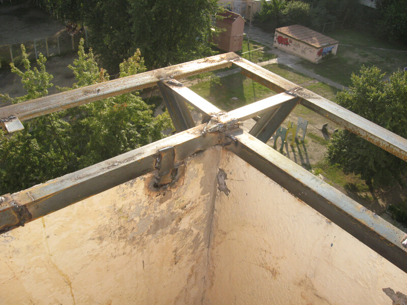 Поэтапное возведение каркаса для обшивки балкона в фото