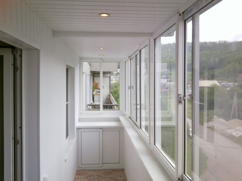 Последовательность работ и выбор материалов при внутренней отделке балкона своими руками в фото