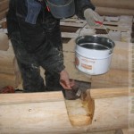 Нанесение антисептика на деревянные конструкции -