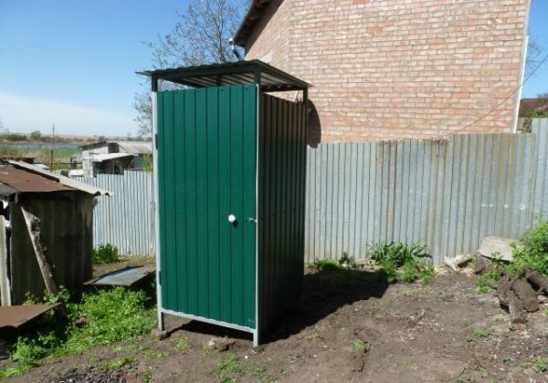 Как построить дачный туалет и забор из профнастила? -